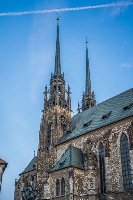  A Catedral de São Pedro e Paulo: Uma Jóia Barroca que Desafia a Gravidade em Tomsk!