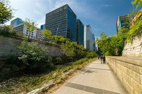 Cheonggyecheon Stream: Uma Jornada Refrescante Através do Coração de Seul!