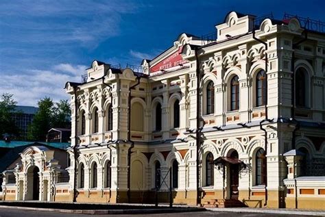 O Museu de Arte de Irkutsk: Um Tesouro Escondido para Apreciadores da Arte e da História!