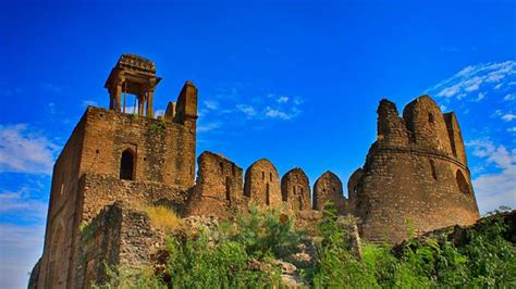  O Rohtas Fort: Uma Fortaleza Histórica Imersa na Beleza da Natureza!