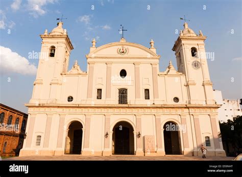 A Catedral de Nuestra Señora de la Asunción: Uma Obra-Prima Arquitetônica e um Refúgio de Paz em Izamal!