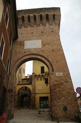  A Porta Garibaldi: Uma Janela para o Passado Milenar de Ancona!