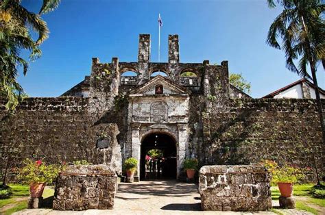  Fort San Pedro: Desvende os mistérios de uma fortaleza colonial em meio à vibrante Cebu!