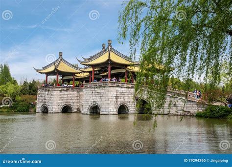 O Pavilhão do Lago de Jade: Uma Joia Arquitetónica e Refúgio Tranquilo em Yangzhou!